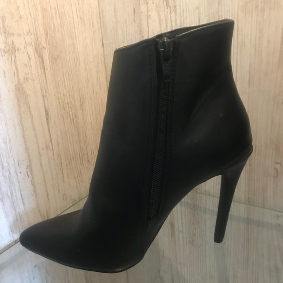 Pointy Heels - Picture 1 of 4